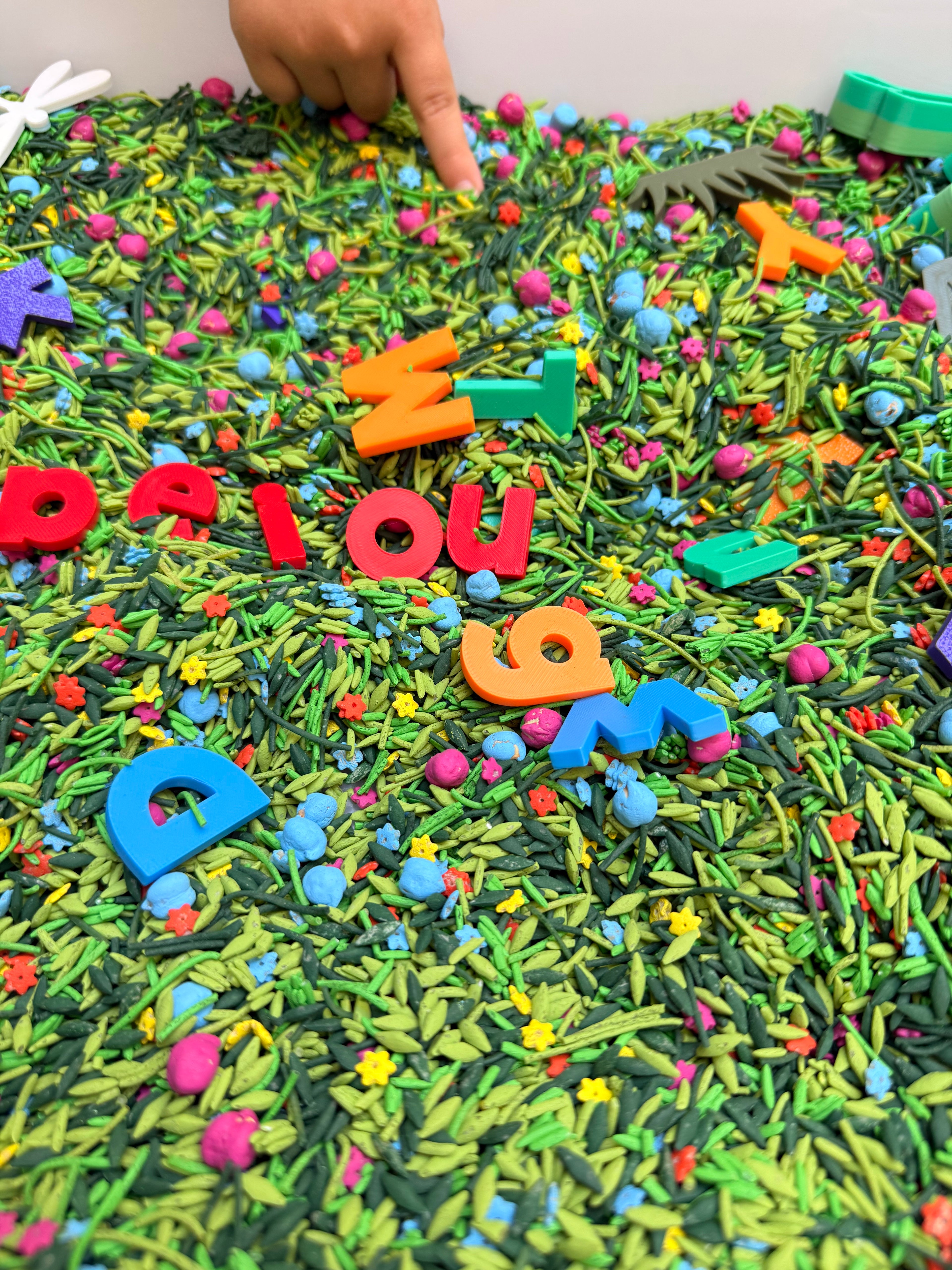 Mix sensorial con objetos 3D — Letras coloridas
